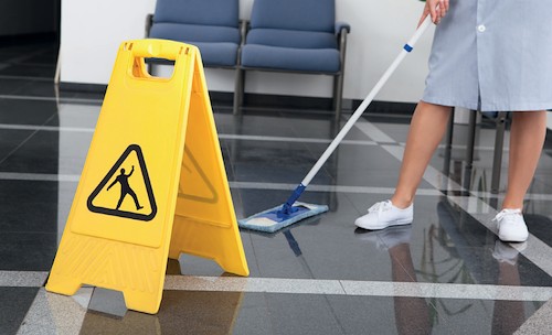 Gewischter Boden mit Vorsicht-Schild